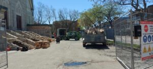 Voici les travaux en cours de la restauration du parvis de l'église st-Fidèle